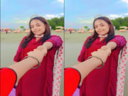 Desi Girl Shows Boobs