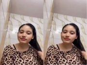 Sexy Indian Girl Shows Boobs